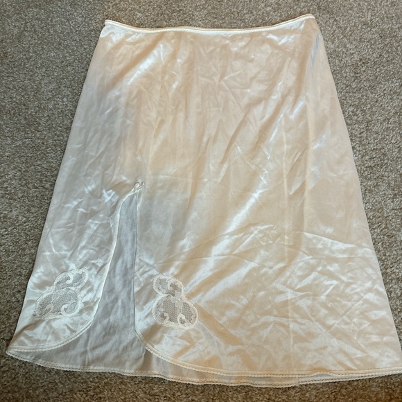Elegant vintage Cream slip with Lace Detail - Picture 1 of 1
